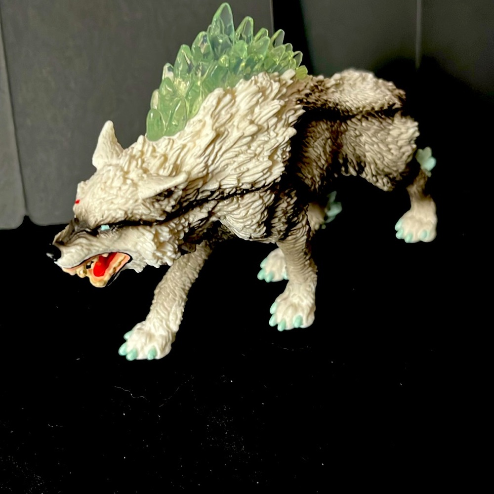 Schleich Eldrador Snow Wolf Figure (42452)